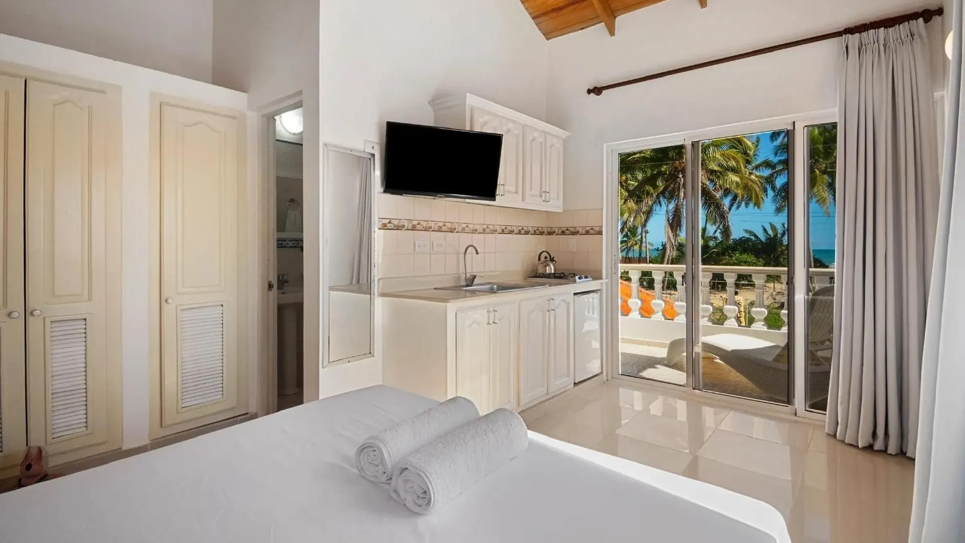 Brisas Doradas Beachfront Villa 카바레테 아파트호텔