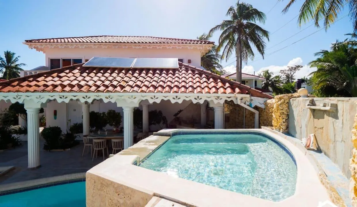 Brisas Doradas Beachfront Villa 카바레테